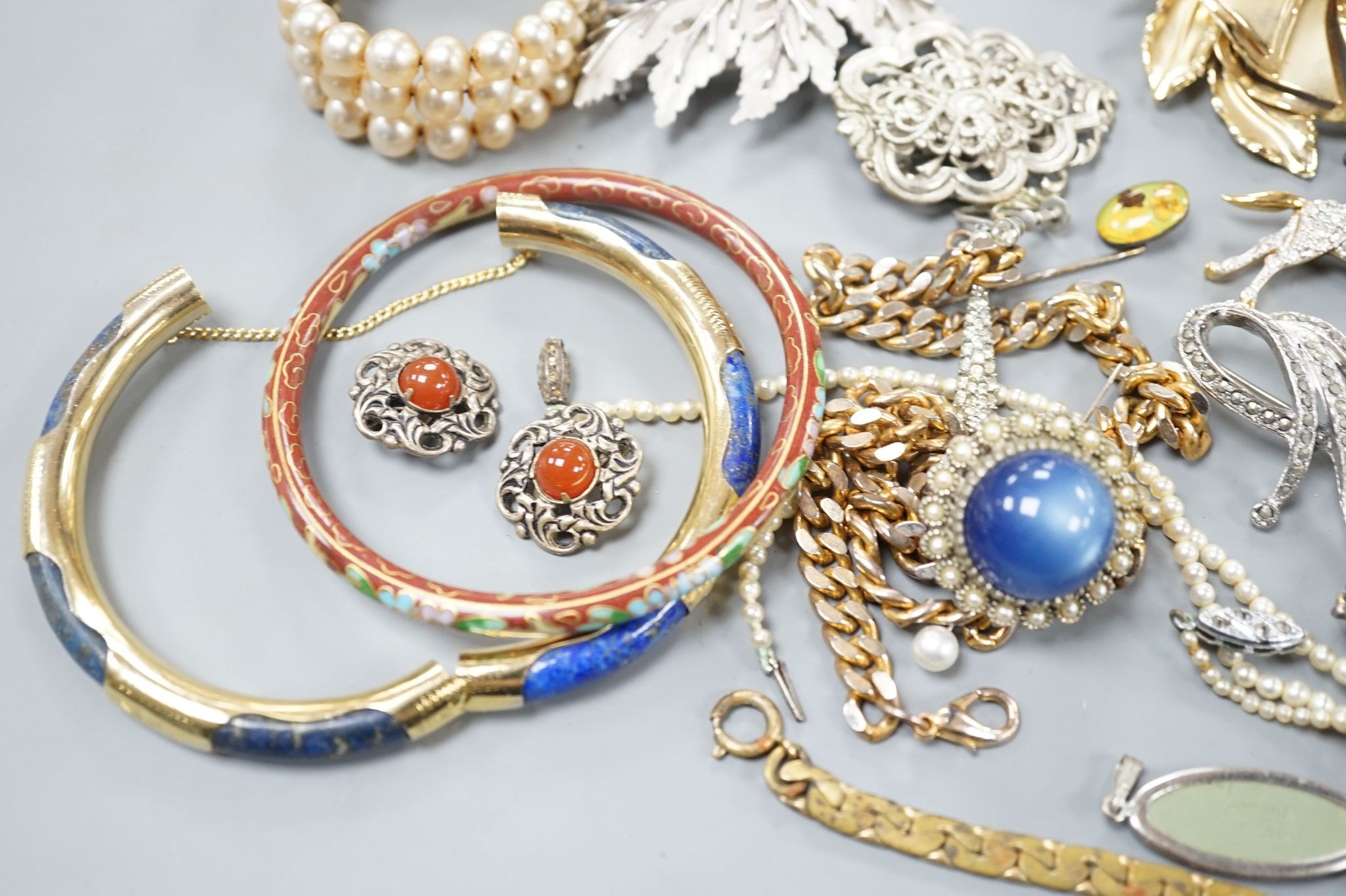 A quantity of assorted costume jewellery.